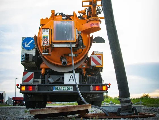 professionelle Reinigungsmaßnahmen stellen sicher, dass das Wasser ungehindert abfließen kann und keine Geruchsbelästigungen entstehen.